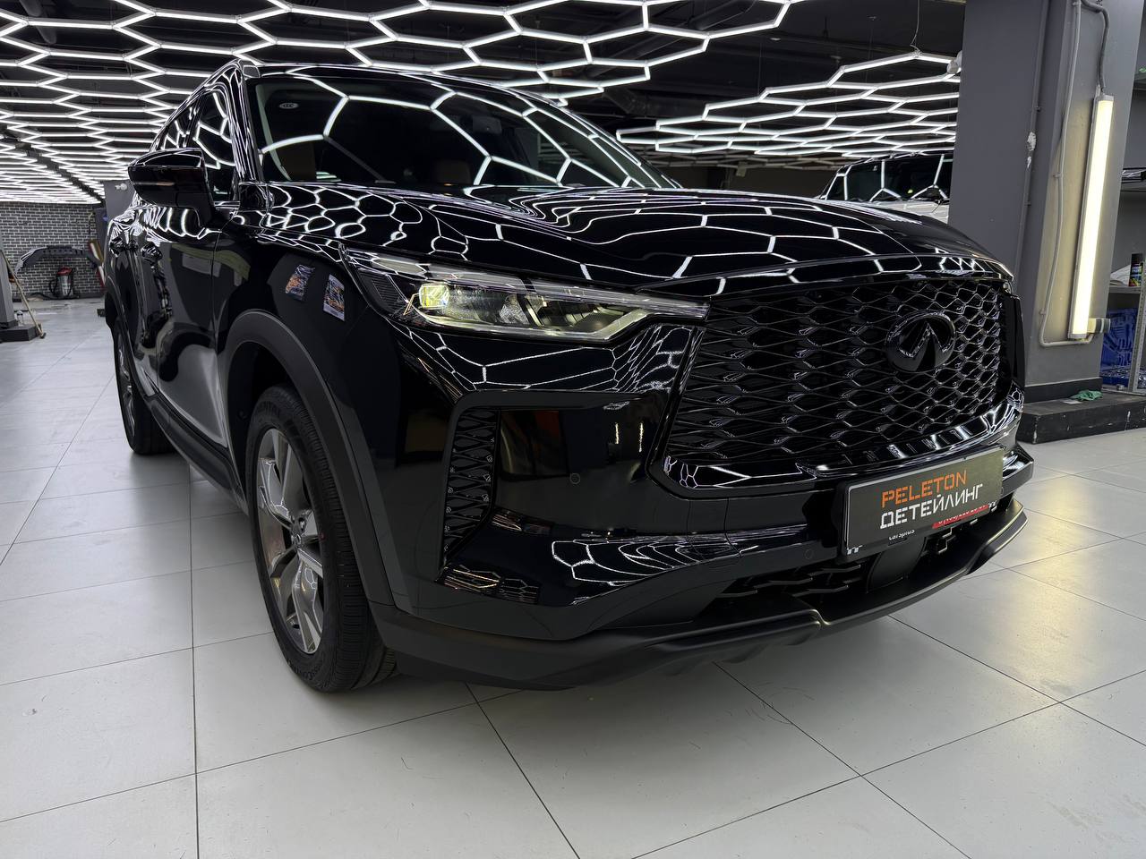Полировка, керамика и окрас элементов Infiniti QX60: блеск кузова и темные акценты